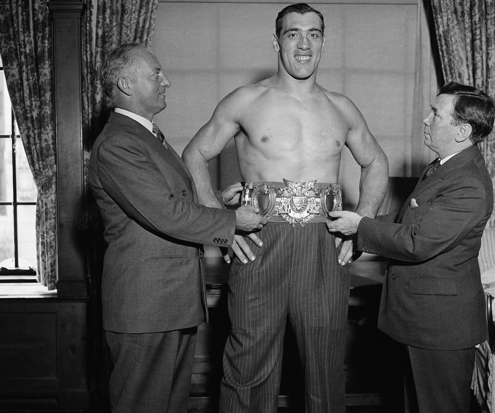1933: Primo Carnera retains world heavyweight title